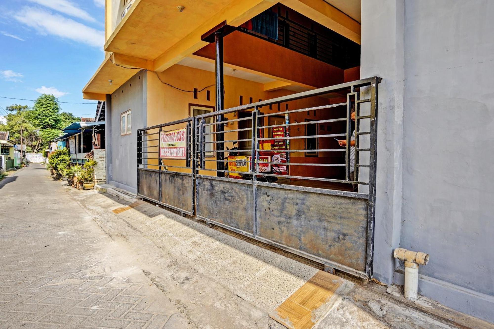 Spot On 92730 Lili Kost Syariahnearketapang Royal City Banyuwangi  Exterior photo