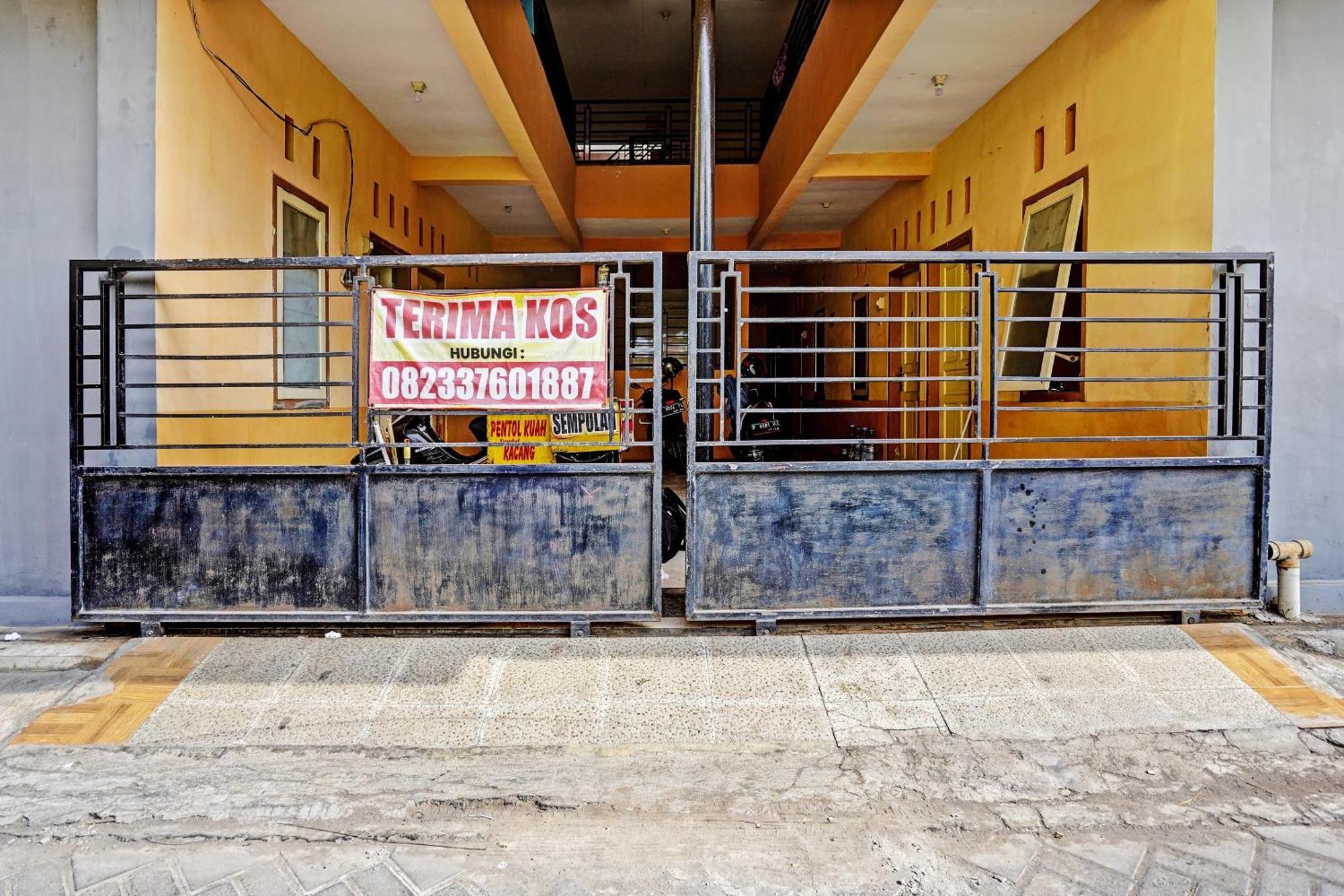 Spot On 92730 Lili Kost Syariahnearketapang Royal City Banyuwangi  Exterior photo