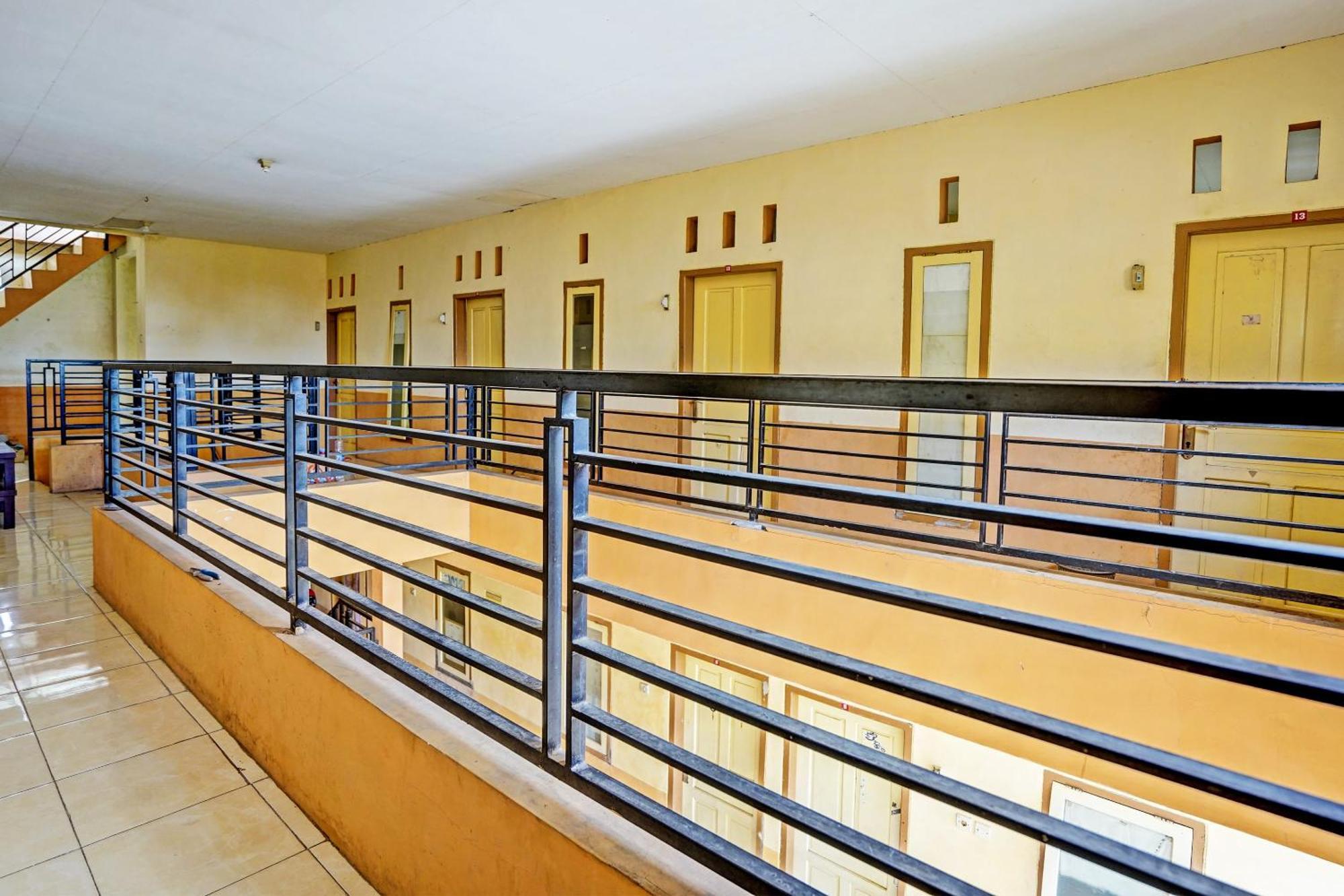 Spot On 92730 Lili Kost Syariahnearketapang Royal City Banyuwangi  Exterior photo