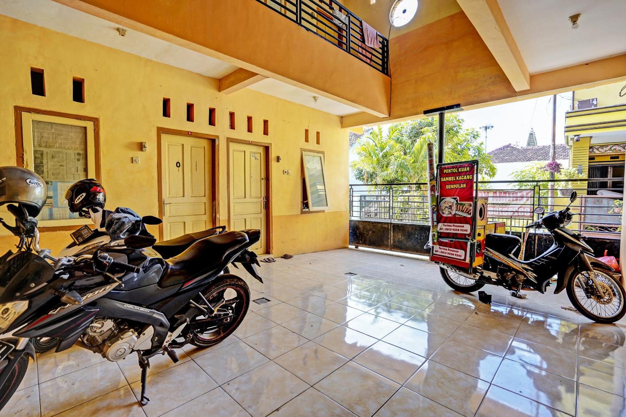 Spot On 92730 Lili Kost Syariahnearketapang Royal City Banyuwangi  Exterior photo